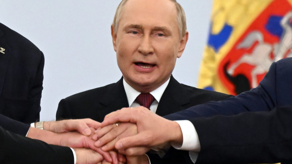 Prezident Putin si podáva ruky s vodcami štyroch ukrajinských regiónov, ktoré sa cez referendum stali súčaťou Ruskej federácie.