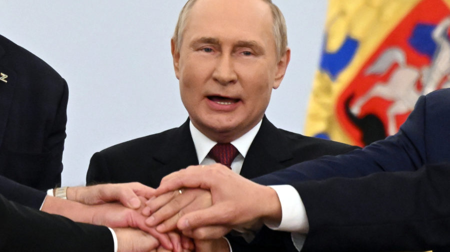 Prezident Putin si podáva ruky s vodcami štyroch ukrajinských regiónov, ktoré sa cez referendum stali súčaťou Ruskej federácie.