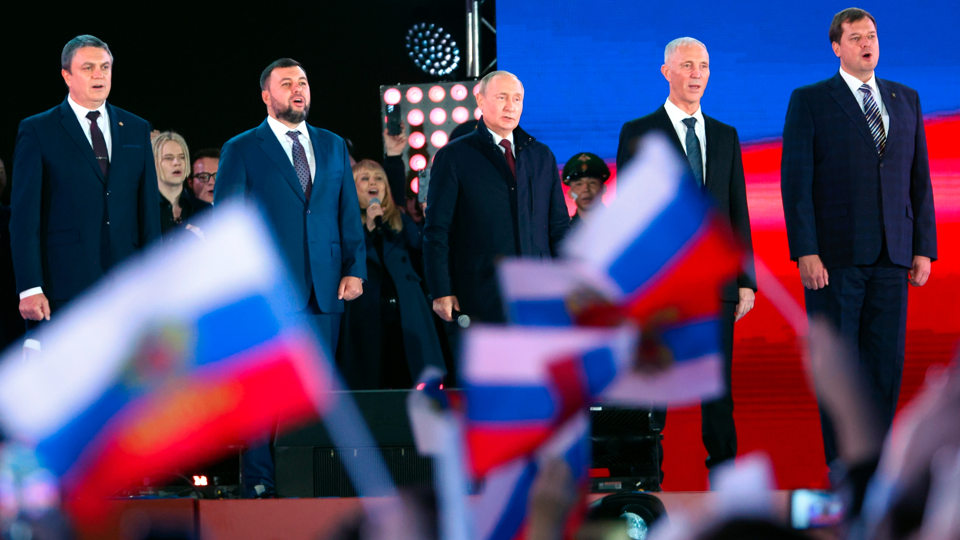 Vladimir Putin hovorí s Leonidom Pasechnikovom, vodcom samozvanej Luhanskej ľudovej republiky, s Denisom Pušilinovom, vodcom samozvanej Doneckej ľudovej republiky, s Moskvou vymenovaným šéfom Chersonskej oblasti Vladimirom Saldovom a Moskvou vymenovaným šéfom Záporožskej oblasti Jevgenijom Balitoskim.