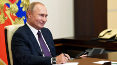 Ruský prezident Vladimir Putin na videokonferencii hovorí, že by sa mohol uchýliť k použitiu jadrových zbraní.