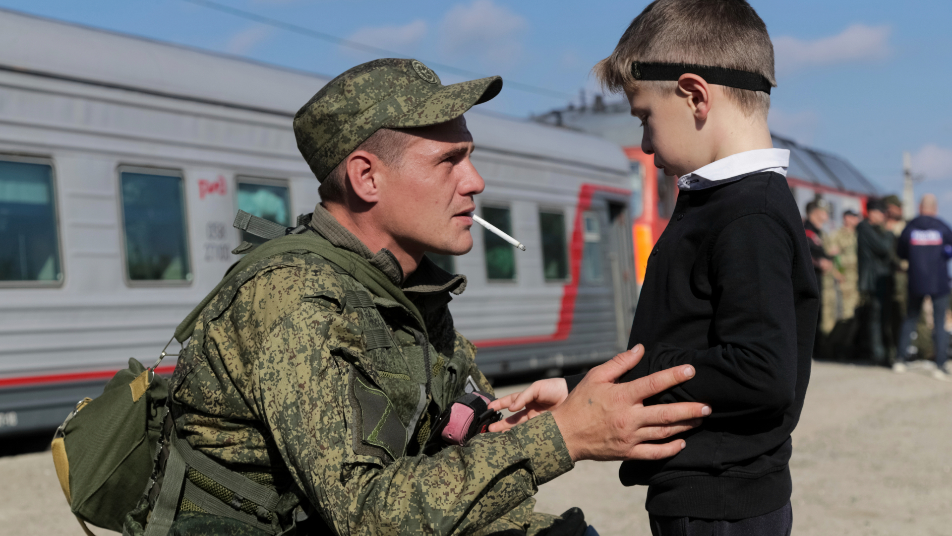 Ruský regrút sa rozpráva a lúči so svojím synom na železničnej stanici v Prudboi, Volgogradskej oblasti v Rusku.