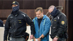 obvinený Dušan D. odchádza v sprievode členov Zboru väzenskej a justičnej stráže na Krajskom súde v Bratislave