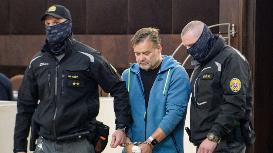 obvinený Dušan D. odchádza v sprievode členov Zboru väzenskej a justičnej stráže na Krajskom súde v Bratislave