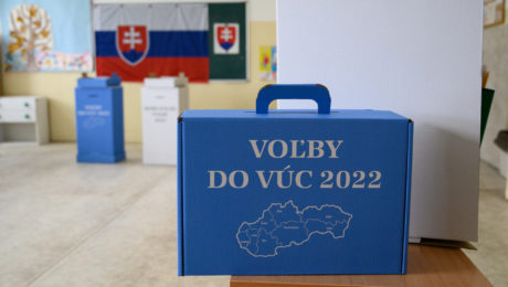 Prenosná modrá volebná schránka