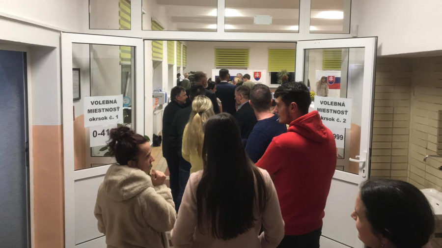 Voliči v Oravskom Veselom čakajú v radoch aj pár minút pred zatvorením volebnej miestnosti.