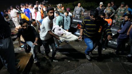 V nedeľu prišlo o život najmenej 132 ľudí pri páde visutého mosta do riieky v indickom meste Morbi