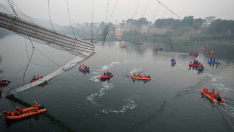 Spadnutý most držal len na lanách, na ktorých sa držali ľudia