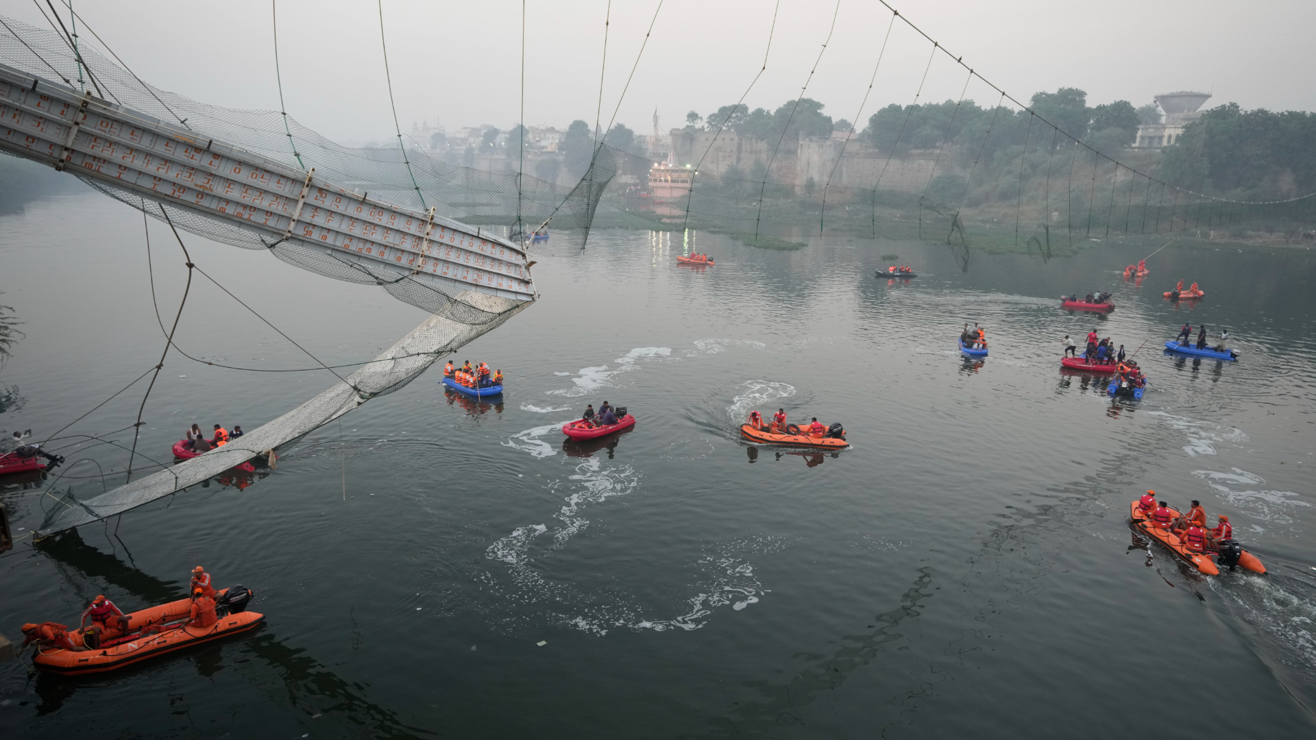 Spadnutý most držal len na lanách, na ktorých sa držali ľudia