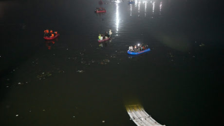 Záchranári prehľadávajú v člnoch, pomáhajú aj vzdušné a pozemné práce