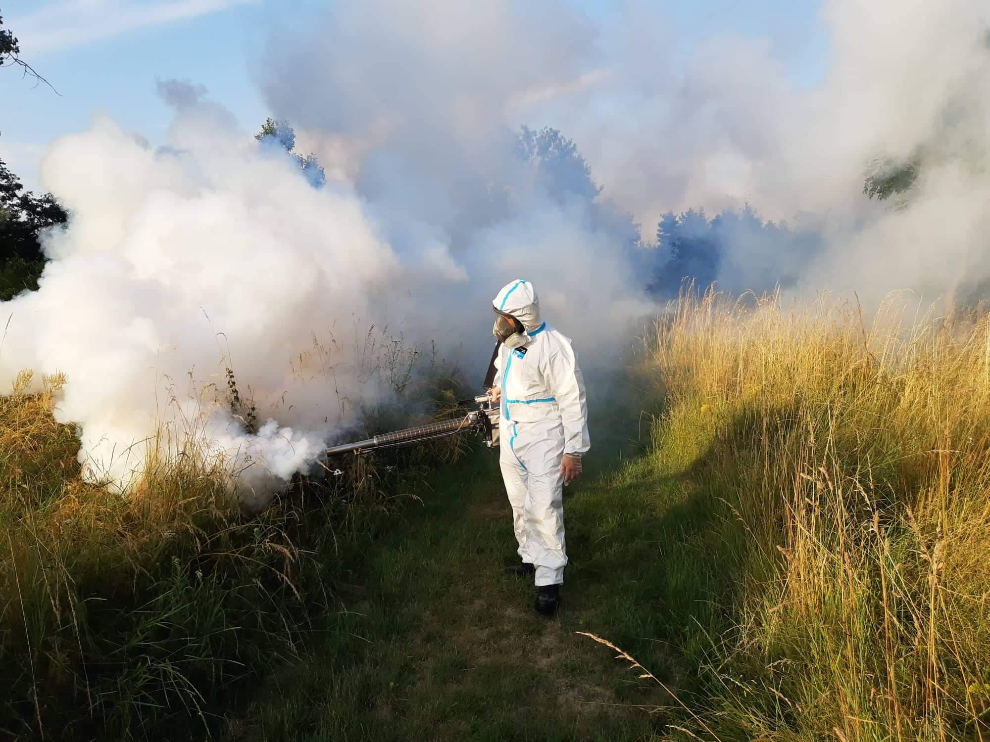 Na snímke je muž, ktorý deratizuje.