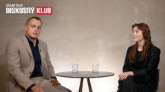 Šimon Žďárský a Lena Knappová pri rozhovore