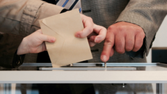 Vhodenie hlasovacieho lístka do urny