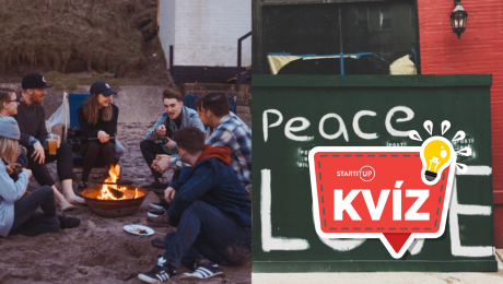 Mladí ľudia pri ohni a nadpis Peace