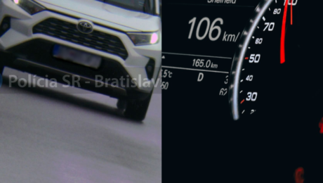 Auto na ulici a rýchlosť na tachometri