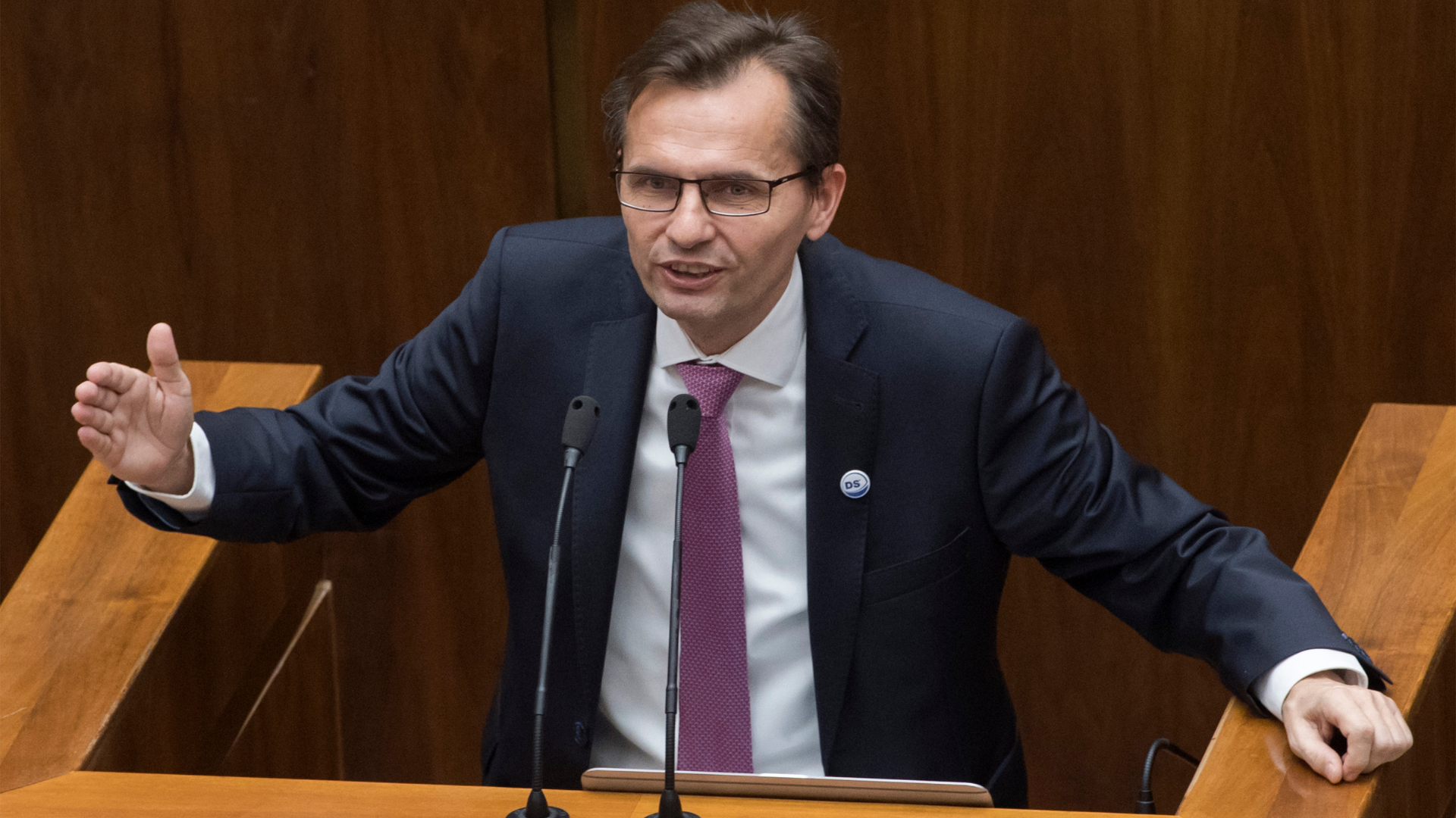 Ľubomír Galko v národnej rade gestikuluje