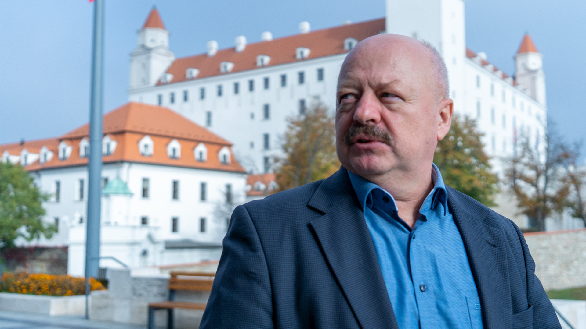 Pavel Macko sa pozerá