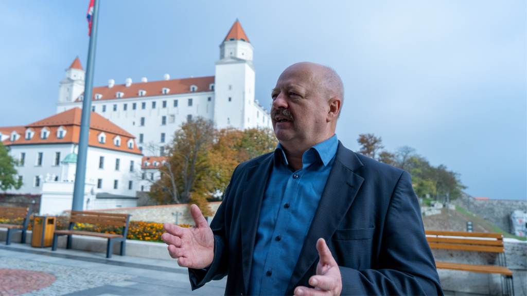 Pavel Macko gestikuluje