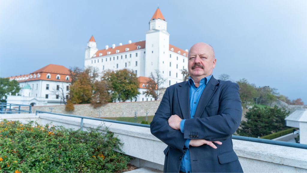 Pavel Macko stojí pred hradom