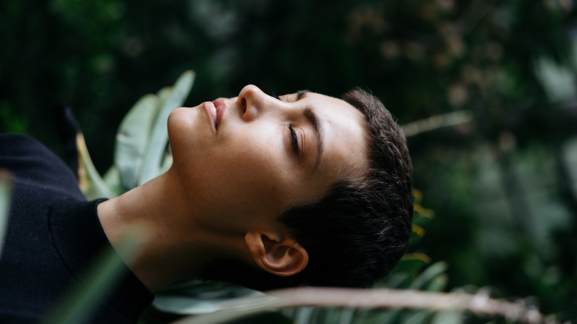 Žena so zatvorenými očami