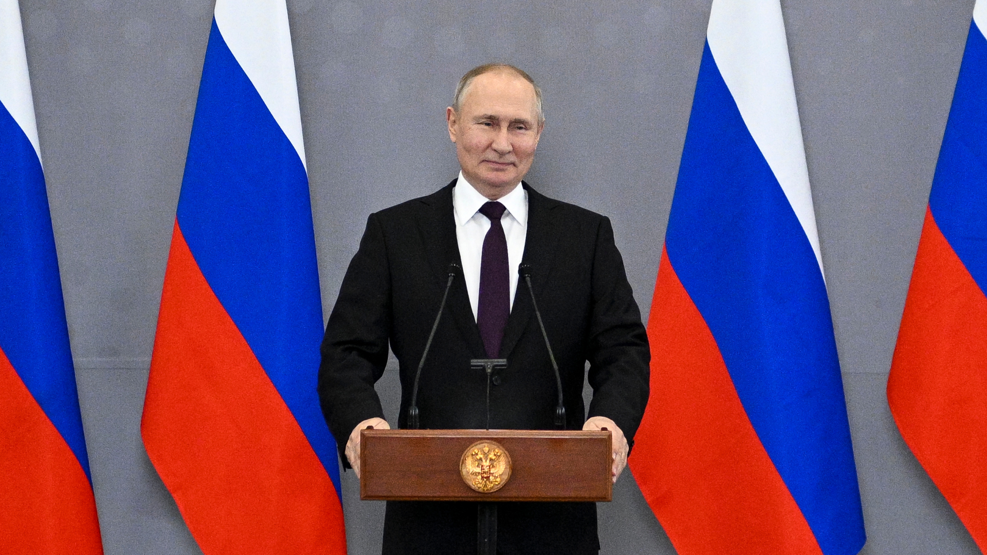 Vladimir Putin a ruské zástavy