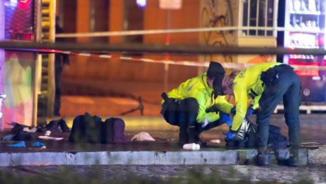 Na snímke sú policajtky v zelených bundách.