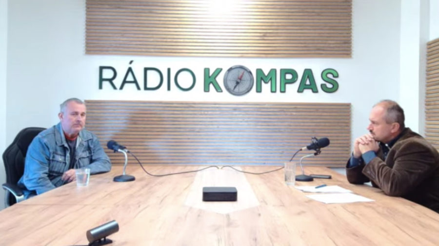 Rozhovor Juraja Krajčíka staršieho a Mariana Kotlebu v rádiu Kompas