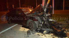 Opitý vodič narazil do stĺpu na križovatke v Bratislave. Rozbité auto BMW a ohnutý stĺp