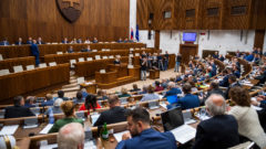 V parlamente zasahovali