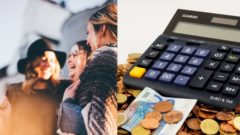 tri smejúce sa ženy a mince a bankovky pod kalkulačkou