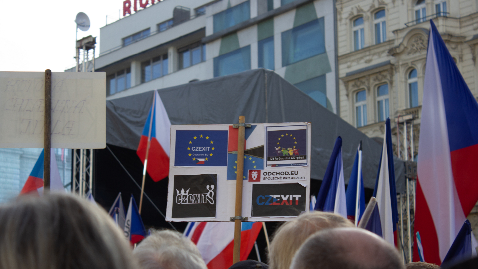 protest ČR vlajky