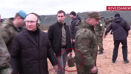 Putin si na cvičisko zobral záhadnú aktovku. Môže ísť o „kufrík apokalypsy“. Čo to je a ako funguje?