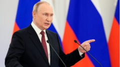 Putin gestikuluje pri prejave o anexii 4 častí Ukrajiny
