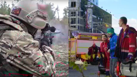 Ruský vojak strieľa zo zbrane. Zničená ukrajinská budova, sanitka a Ukrajinci