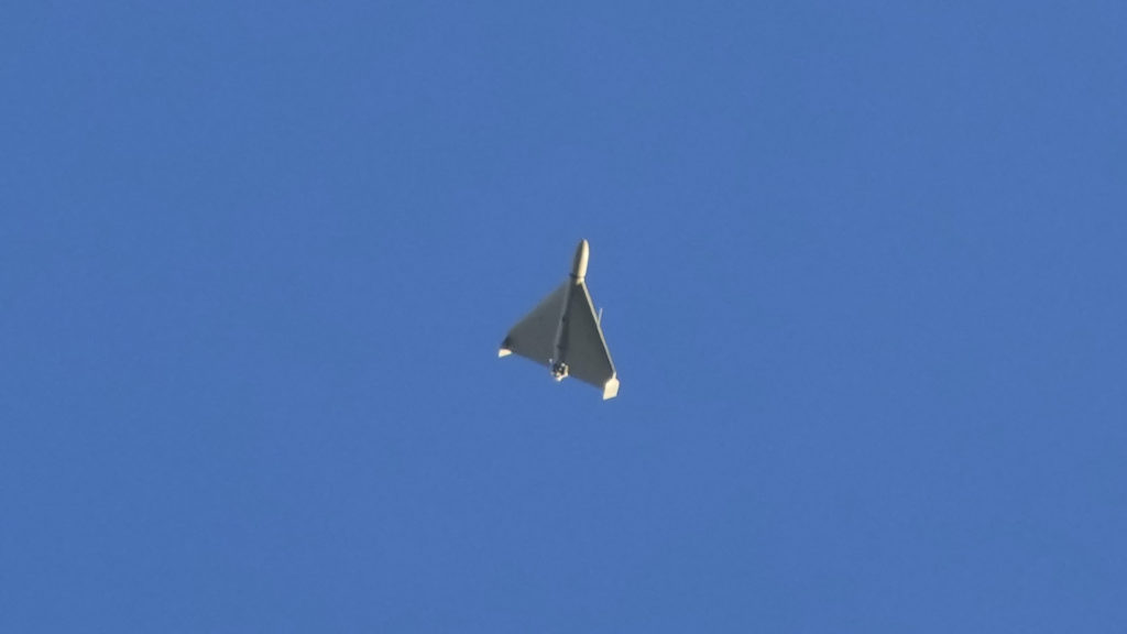 KK9 Kyjev - Na snímke dron na oblohe pred ostreľovaním budov v Kyjeve 17. októbra 2022.