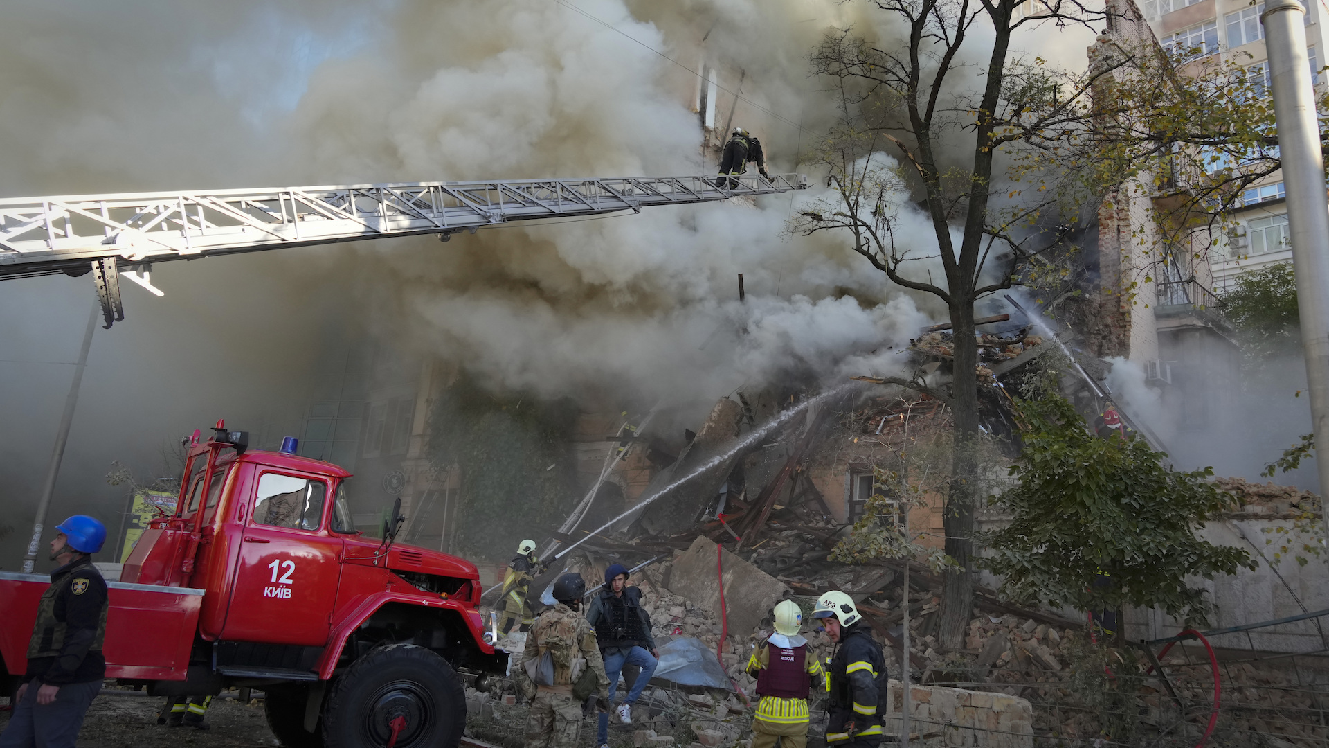 KK19 Kyjev - Na snímke hasiči zasahujú po útoku dronu na budovy v Kyjeve