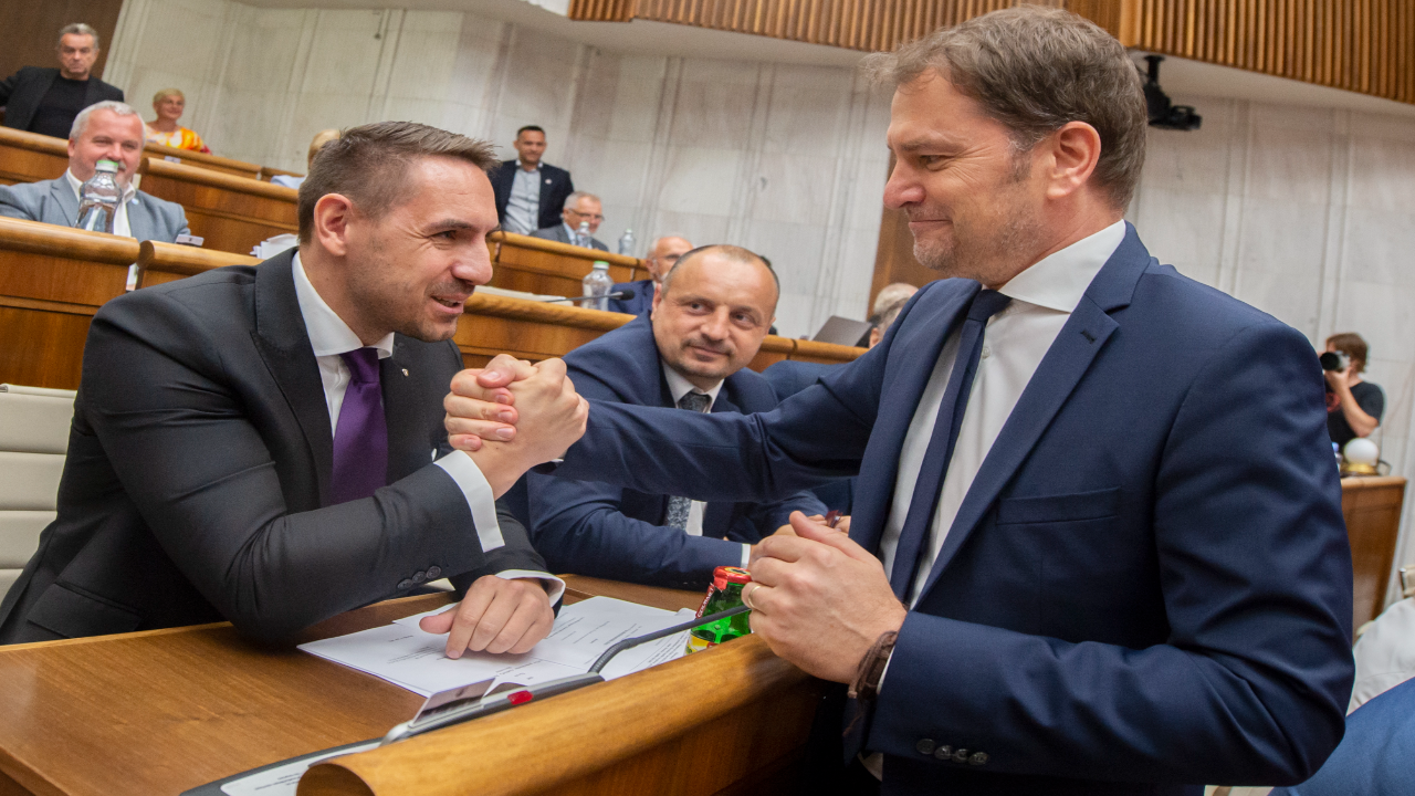 Igor Matovič si podáva ruku s poslancom NR SR Györgym Gyimesim