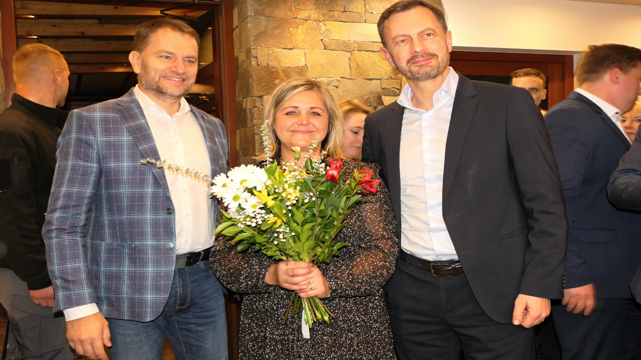 Na fotografií je minister financií Igor Matovič (vľavo) so župankou Žilinského samosprávneho kraja Erikou Jurinovou (v strede)