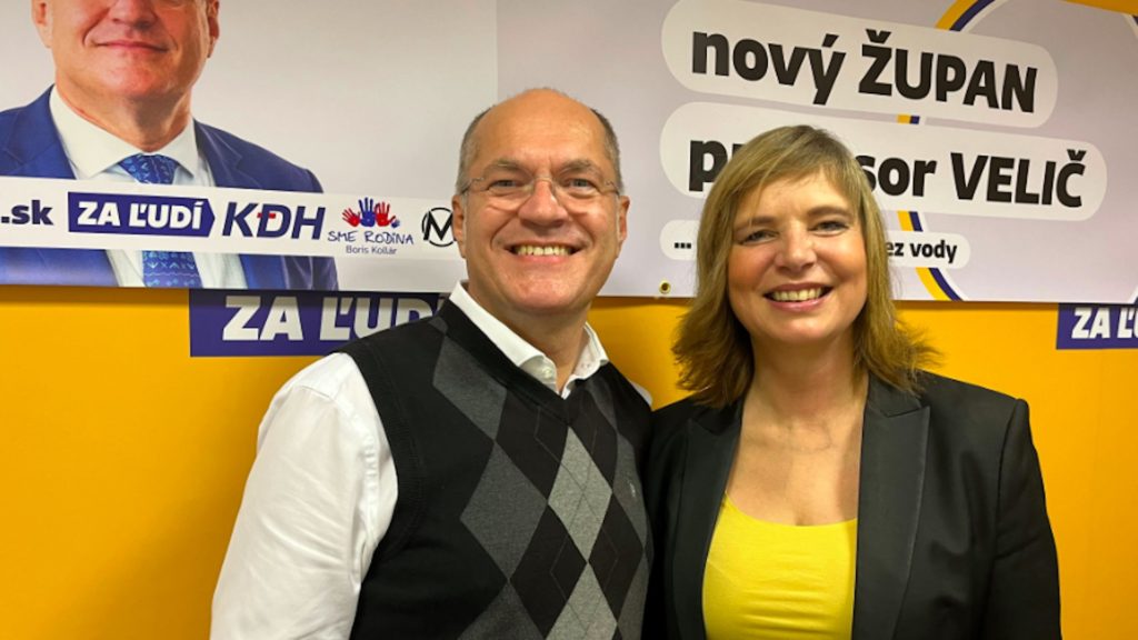 volebná centrála Za ľudí župné voľby 2022, kandidát profesor Velič a Veronika Remišová
