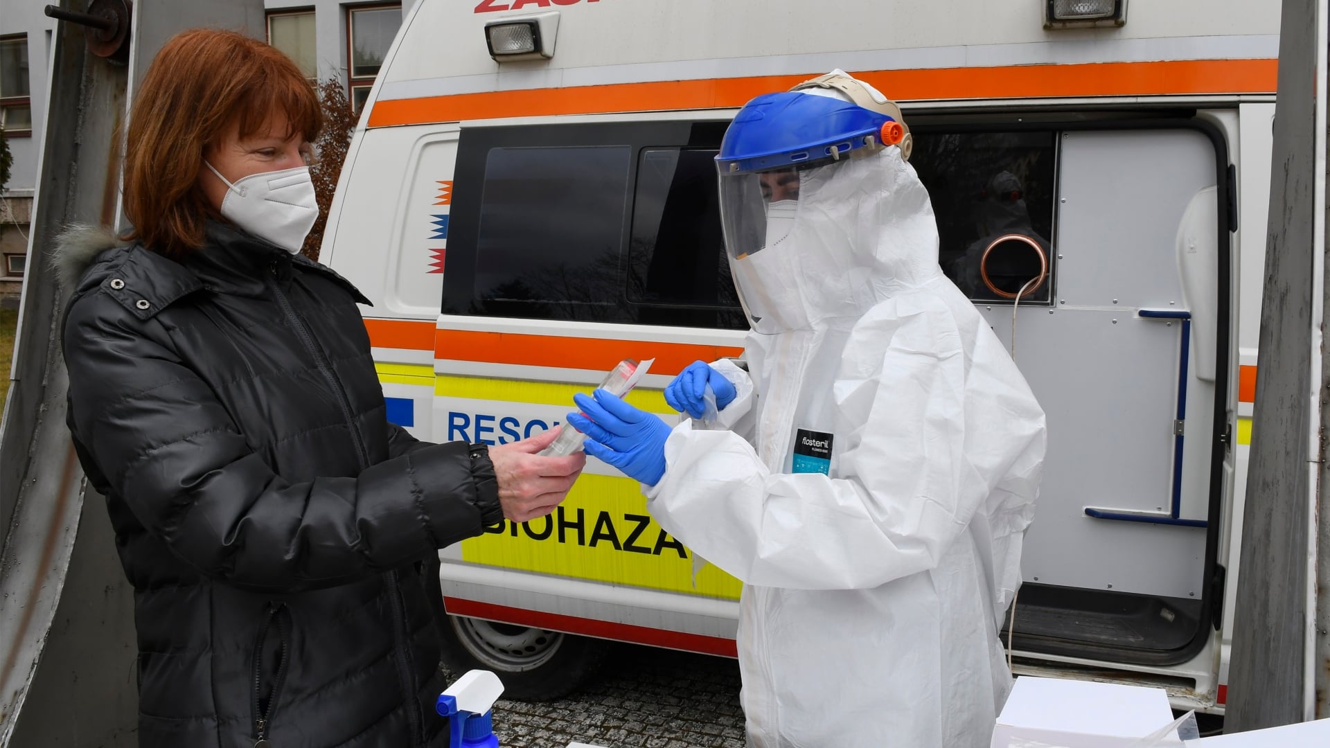 Na snímke mobilné odberové miesto pre LAMP testovanie na prítomnosť nového koronavírusu pred Úradom Prešovského samosprávneho kraja.