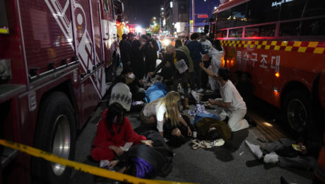 Záchranári ošetrujú na ulici ľudí po tlačenici, ku ktorej došlo počas osláv Halloweenu v juhokórejskom meste Soul v sobotu večer miestneho času 29. októbra 2022. V tlačenici zahynulo najmenej 59 ľudí a zranenia utrpelo ďalších približne 150 osôb.