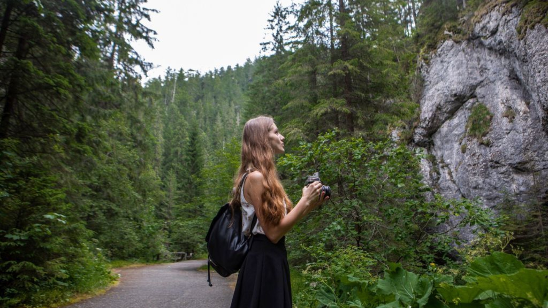 Na snímke je žena a Stratenský kaňon - Slovenský raj