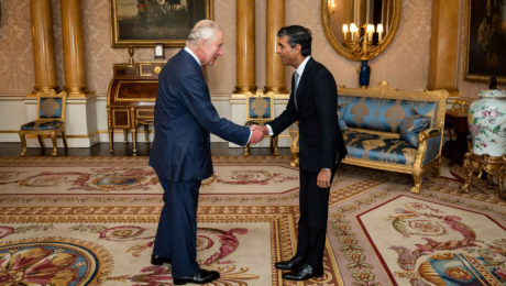 Kráľ Karol III. podáva ruku Rishimu Sunakovi