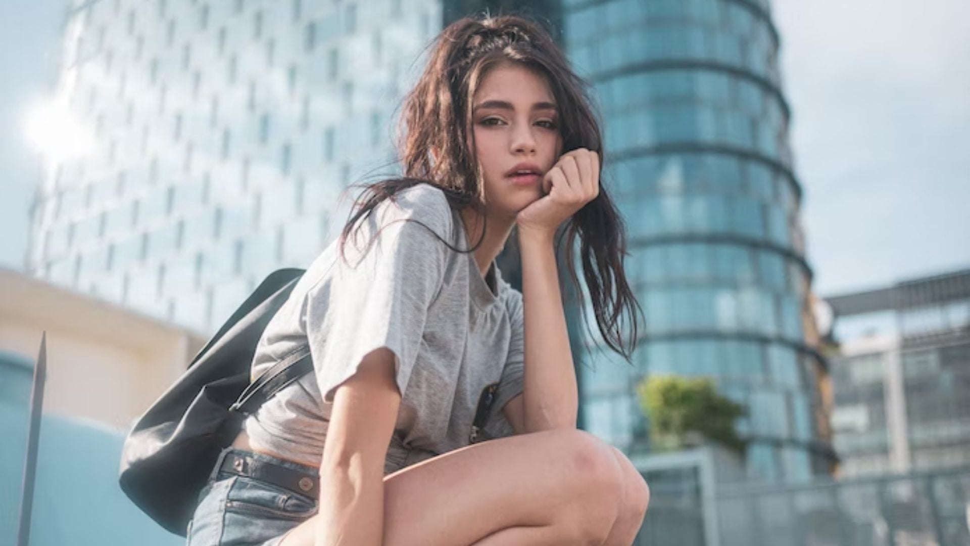 Na snímke je dievča, ktoré čupí.