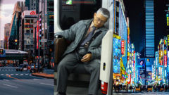 Shinkansen prechádza mestom, starší muž spí v japonskom metre, vysvietená ulica japonského mesta