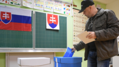 Muž vhadzuje lístok do urny