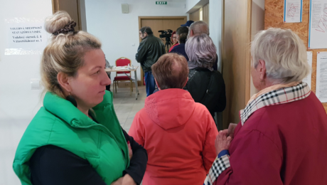 Rad pred volebnou miestnosťou