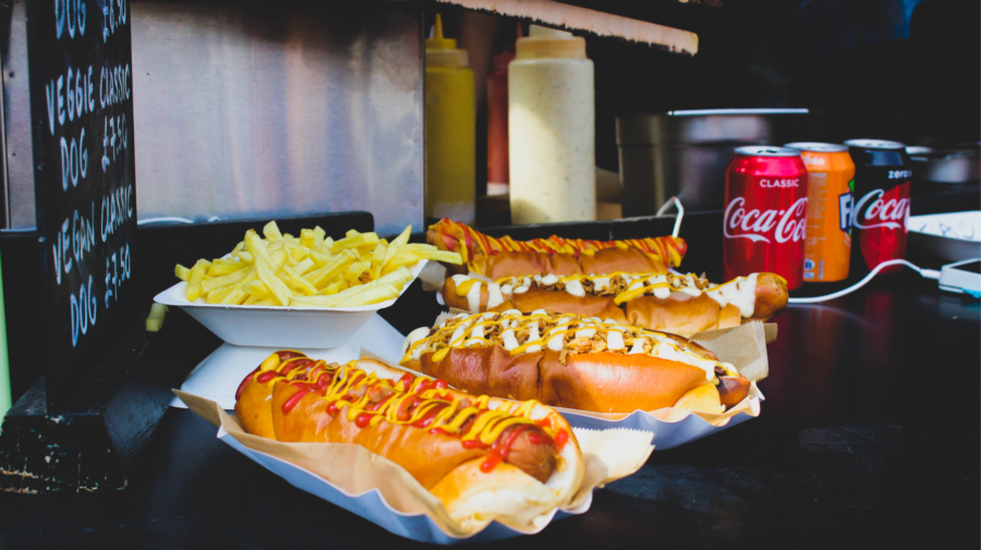 Na obrázku hranolky a hot dog