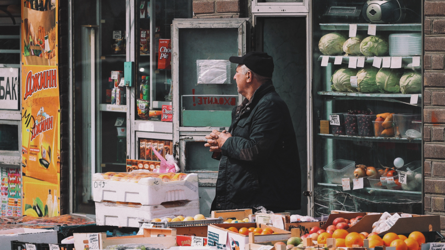 Muž pred obchodom v Rusku