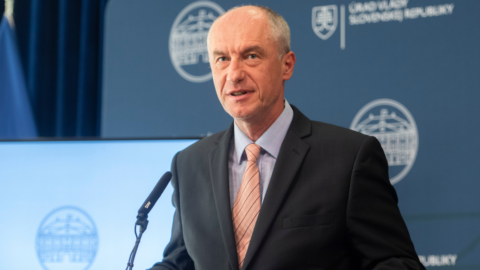 Minister hospodárstva na tlačovej konferencii