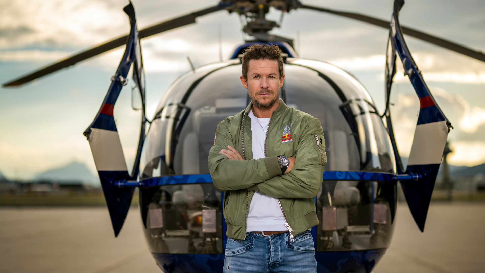 Na fotke rakúsky parašutista a helikoptéra